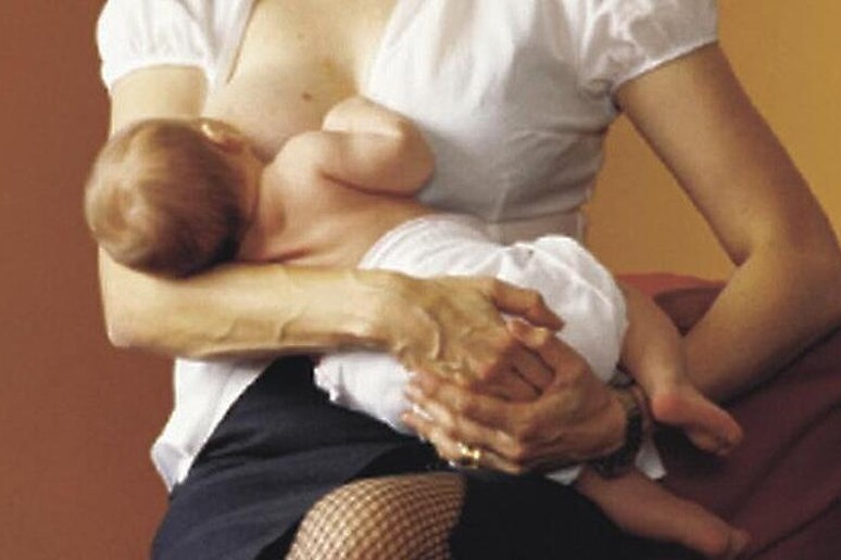 Allattamento al seno in  'baby pit-stop ' -     ALL RIGHTS RESERVED