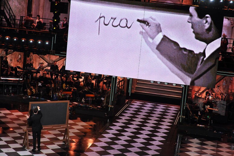 Fabio Fazio ricorda la figura di Alberto Manzi durante la seconda serata del Festival di Sanremo al Teatro Ariston il 19 febbraio 2014 - RIPRODUZIONE RISERVATA