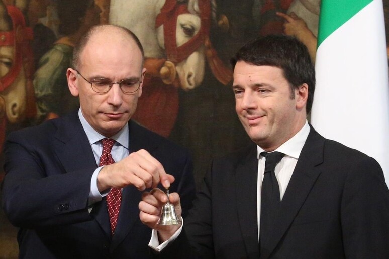 L 'immagine del passaggio di consegne Letta-Renzi a Palazzo Chigi nel 2014 - RIPRODUZIONE RISERVATA