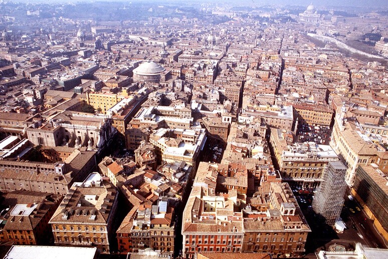 Una veduta  aerea di un settore centrale di Roma, in una immagine di archivio - RIPRODUZIONE RISERVATA