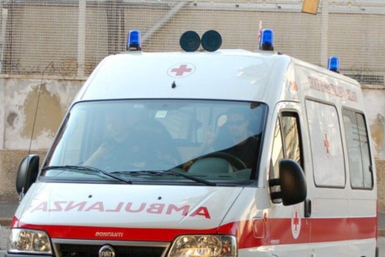 Un 'ambulanza - RIPRODUZIONE RISERVATA