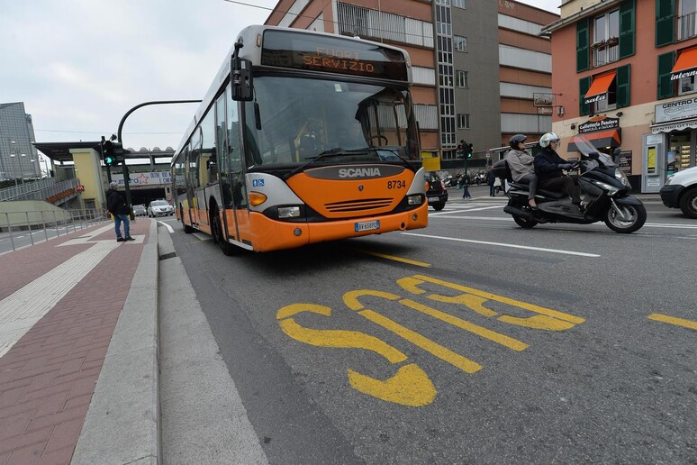 Un bus Amt a Genova - RIPRODUZIONE RISERVATA