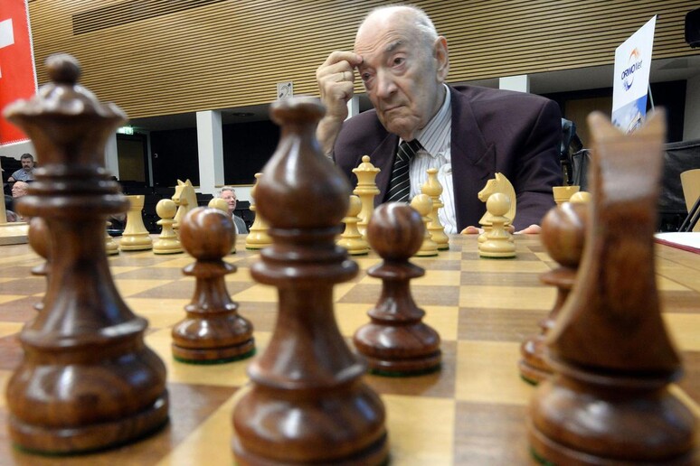 Il leggendario scacchista sovietico Viktor Korchnoi a Lipsia nel 2014 impegnato in una partita contro Wolfgang Uhlmann - RIPRODUZIONE RISERVATA