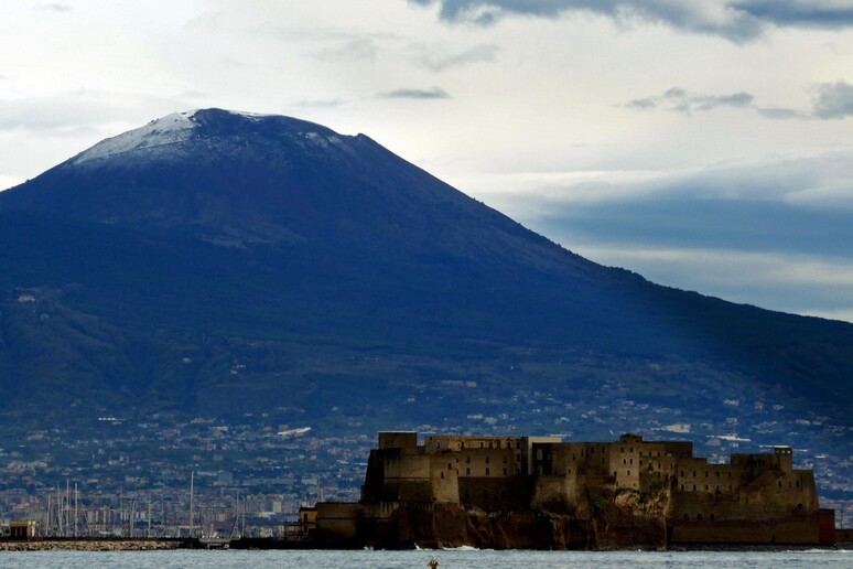 Una veduta del Vesuvio in una foto di archivio - RIPRODUZIONE RISERVATA