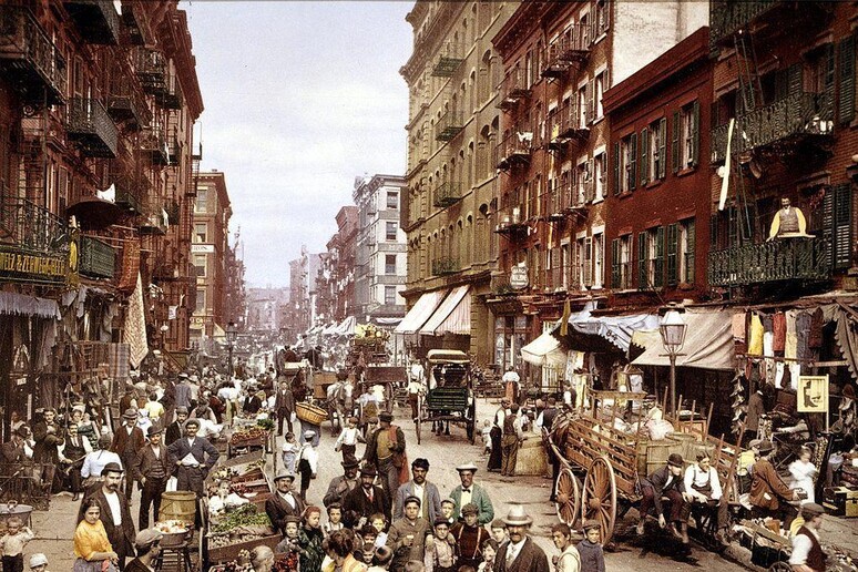 Mulberry Street a Litte Italy, New York, nel 1900. ANSA/WIKIPEDIA - RIPRODUZIONE RISERVATA