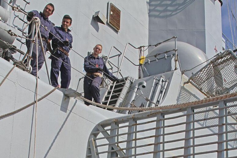 Migranti su nave San Giorgio della marina militare - RIPRODUZIONE RISERVATA