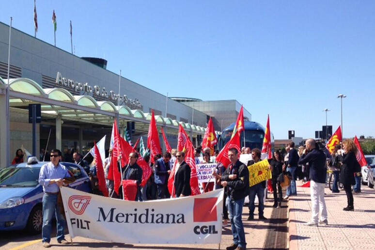Una recente manifestazione dei lavoratori di Meridiana - RIPRODUZIONE RISERVATA