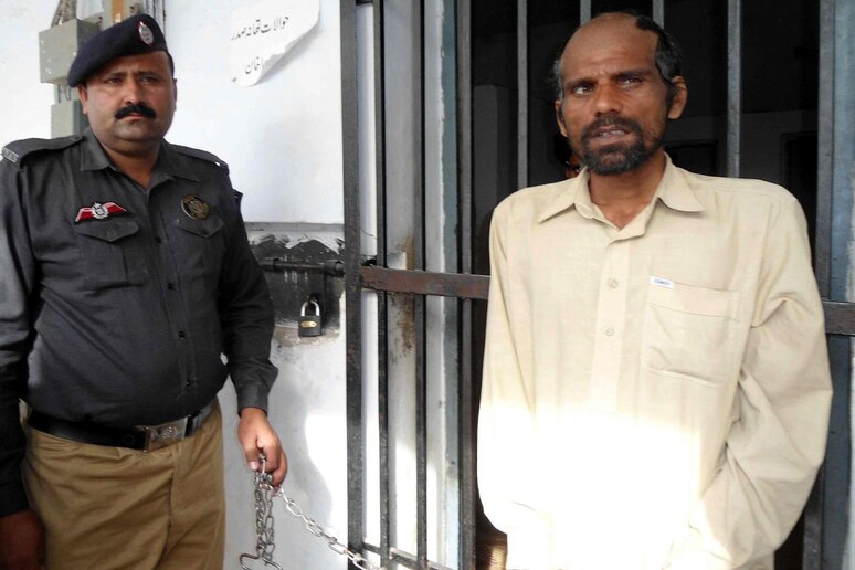 Uno dei due uomini arrestati per cannibalismo in Pakistan © ANSA/EPA