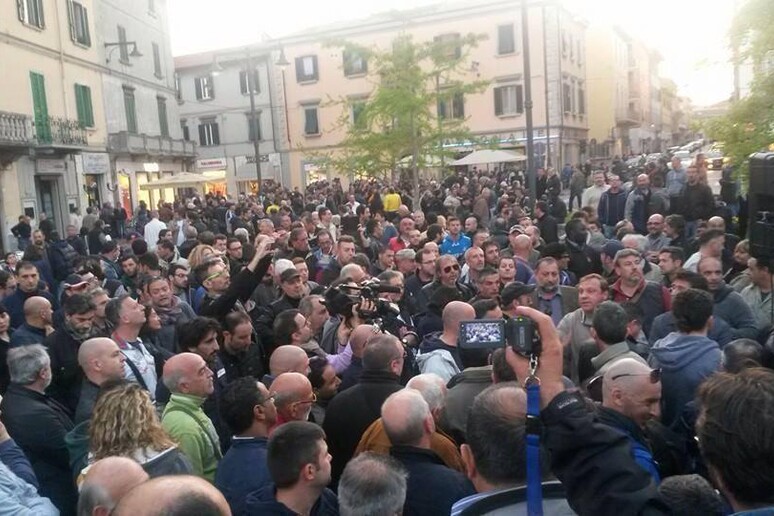 Lucchini: assemblea in piazza a Piombino - RIPRODUZIONE RISERVATA