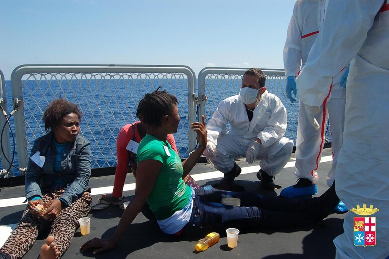 Migranti visitati a bordo di una nave militare - RIPRODUZIONE RISERVATA