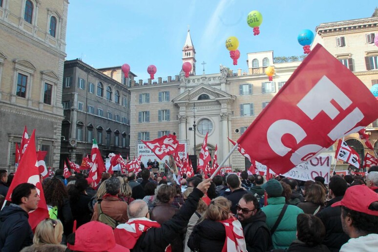 Manifestanti con cartelli, striscioni e bandiere, della CGIL in piazza Farnese - RIPRODUZIONE RISERVATA