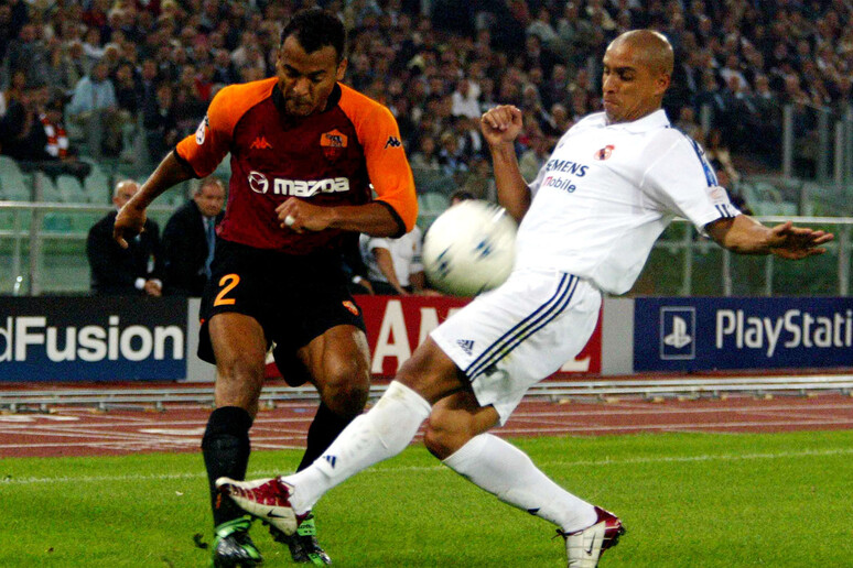 Un contrasto fra i brasiliani Cafu (s) e Roberto Carlos in Roma-Real Madrid di Champions il 18 settembre 2002 - RIPRODUZIONE RISERVATA