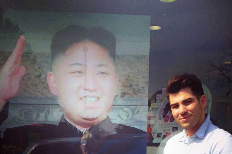 Barbiere Londra sfotte Kim Jong-un in manifesto pubblicitario, ambasciata nordCoreana protesta - RIPRODUZIONE RISERVATA