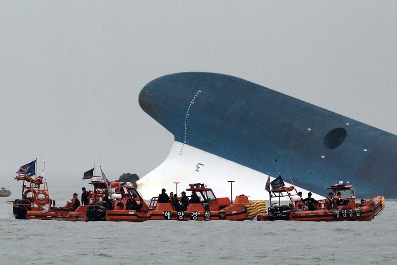 Il traghetto affondato in Corea del Sud © ANSA/EPA