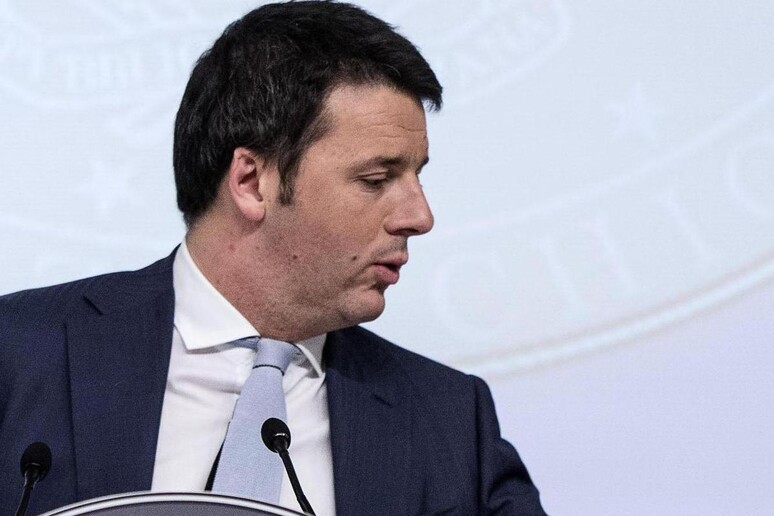 Matteo Renzi e Pier Carlo Padoan dopo il varo del dl Irpef - RIPRODUZIONE RISERVATA