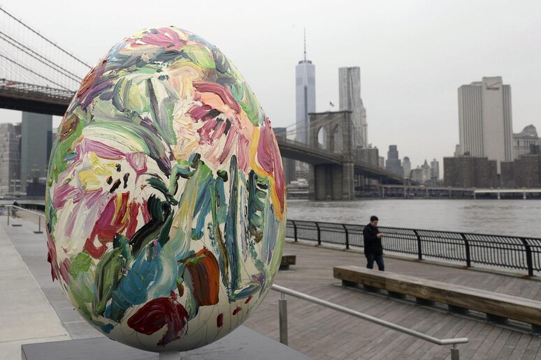 L 'uovo di Pasqua gigante della Faberge a New York © ANSA/EPA