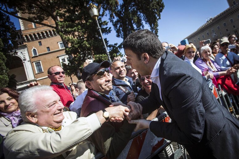 25 aprile. Il Presidente del Consiglio Matteo Renzi saluta la folla al Vittoriano - RIPRODUZIONE RISERVATA