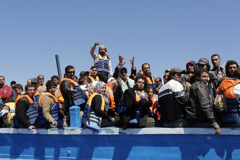 Migranti su un barcone soccorsi nell 'ambito dell 'operazione Mare Nostrum -     RIPRODUZIONE RISERVATA