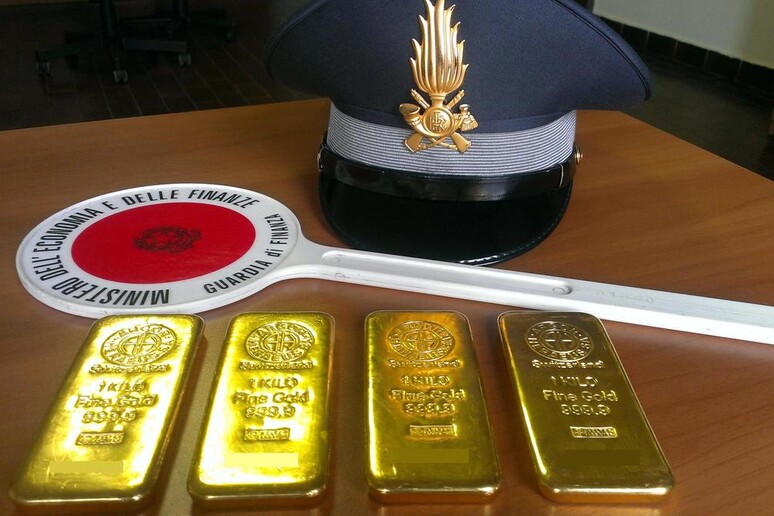 Quattro lingotti d 'oro sequestrati al confine Svizzera-Italia in una foto d 'archivio - RIPRODUZIONE RISERVATA