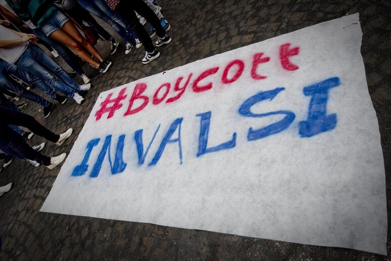Scuola: a Napoli corteo studenti boicottiamo test Invalsi - RIPRODUZIONE RISERVATA
