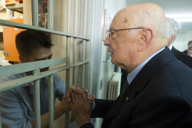 Il Presidente della Repubblica nel corso della visita ai detenuti del carcere di Poggioreale - RIPRODUZIONE RISERVATA