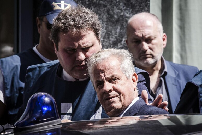 L 'arresto dell 'ex ministro Claudio Scajola in una foto di archivio - RIPRODUZIONE RISERVATA