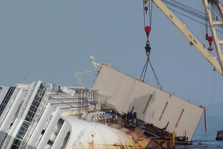Un 'immagine delle operazioni di recupero del relitto della Concordia - RIPRODUZIONE RISERVATA