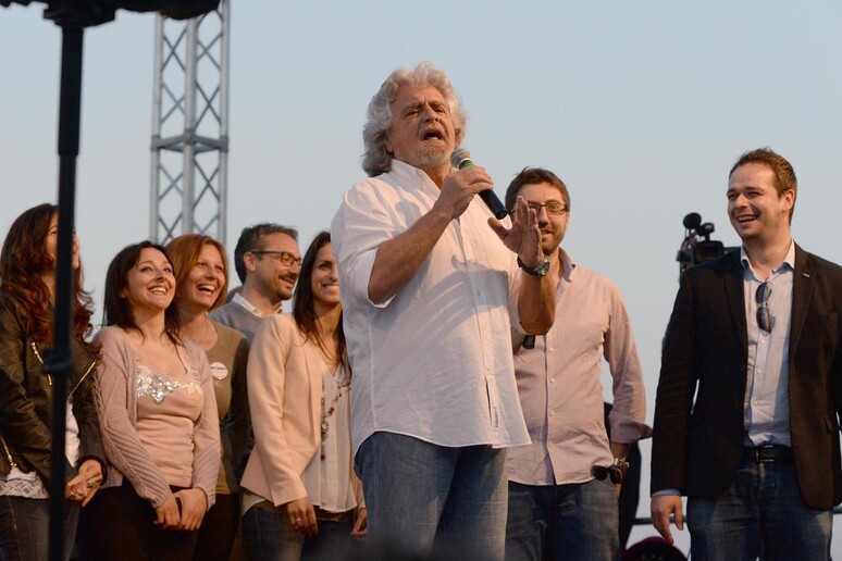 Un momento del comizio di Beppe Grillo a Pescara - RIPRODUZIONE RISERVATA