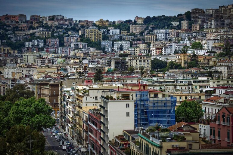 Panoramica di palazzi e case a Napoli in una foto d 'archivio - RIPRODUZIONE RISERVATA