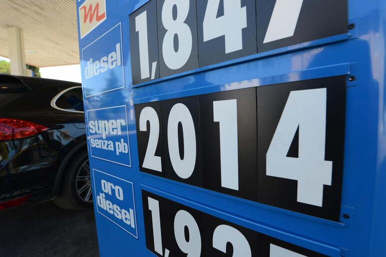 Una pompa di benzina con il prezzo record fotografata il 27 agosto 2012 a Ponsacco (Pisa) - RIPRODUZIONE RISERVATA
