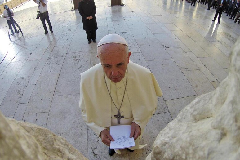Papa Francesco davanti al Muro del Pianto a Gerusalemme © ANSA/EPA
