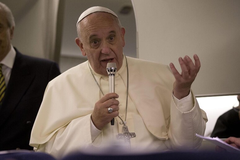 Papa Francesco a bordo dell 'aereo che lo riporta a Roma © ANSA/EPA