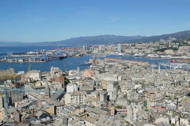Panorama del porto di Genova - RIPRODUZIONE RISERVATA