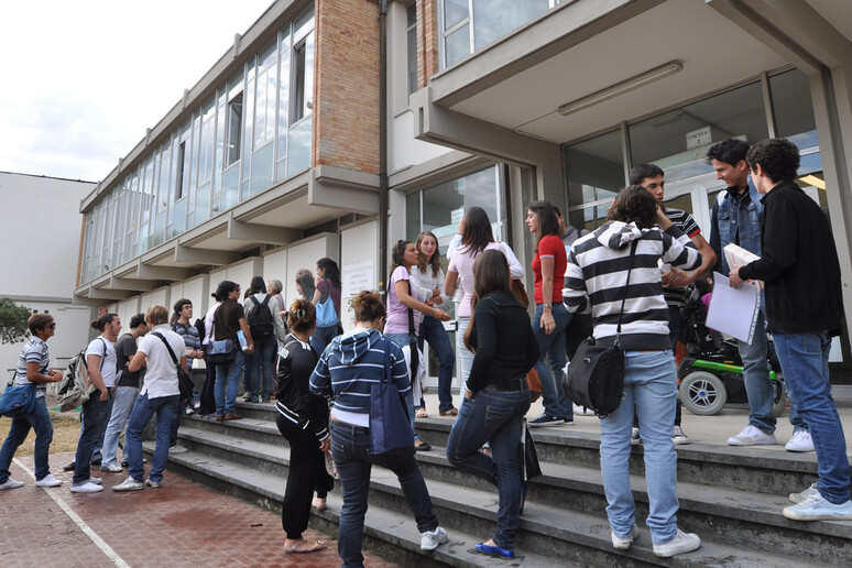 Studenti davanti ad un liceo a Viareggio in una foto di archivio - RIPRODUZIONE RISERVATA