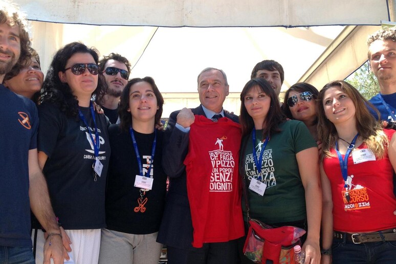 Il presidente del Senato Piero Grasso con i ragazzi di Adiopizzo - RIPRODUZIONE RISERVATA
