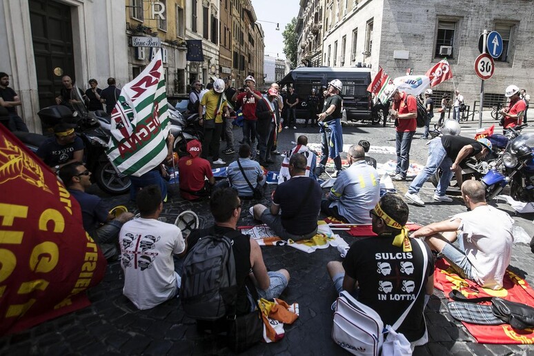 Alcoa: sit-in operai e sindaci Sulcis a Roma davanti al Mise - RIPRODUZIONE RISERVATA
