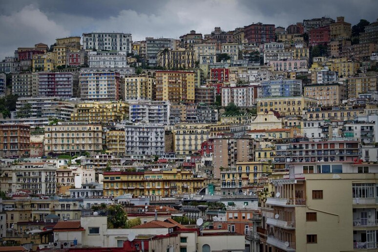 Panoramica di palazzi e case a Napoli, 16 maggio 2014 - RIPRODUZIONE RISERVATA