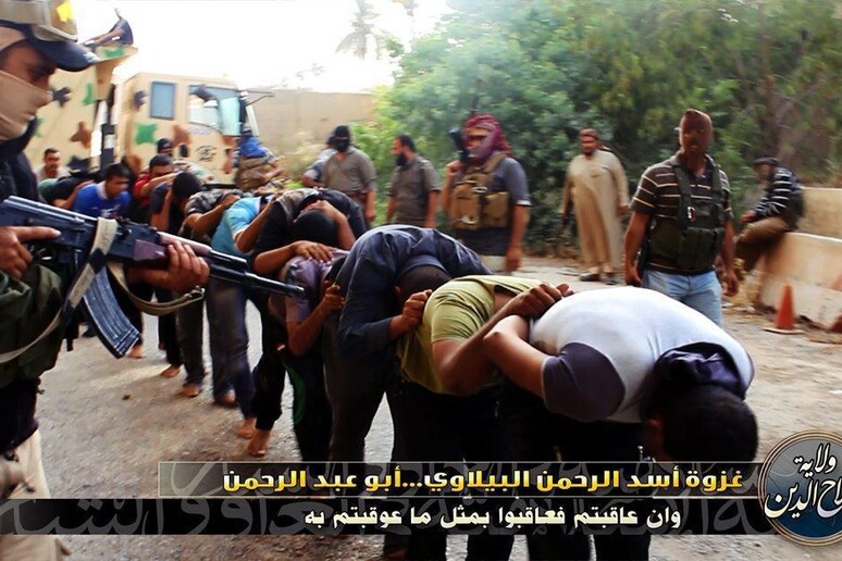 L 'Isis con dei prigionieri © ANSA/EPA
