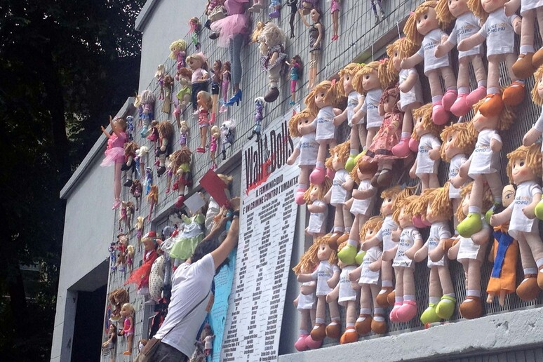 Inaugurazione mostra  'Wall of Dolls ' sul femminicidio - RIPRODUZIONE RISERVATA