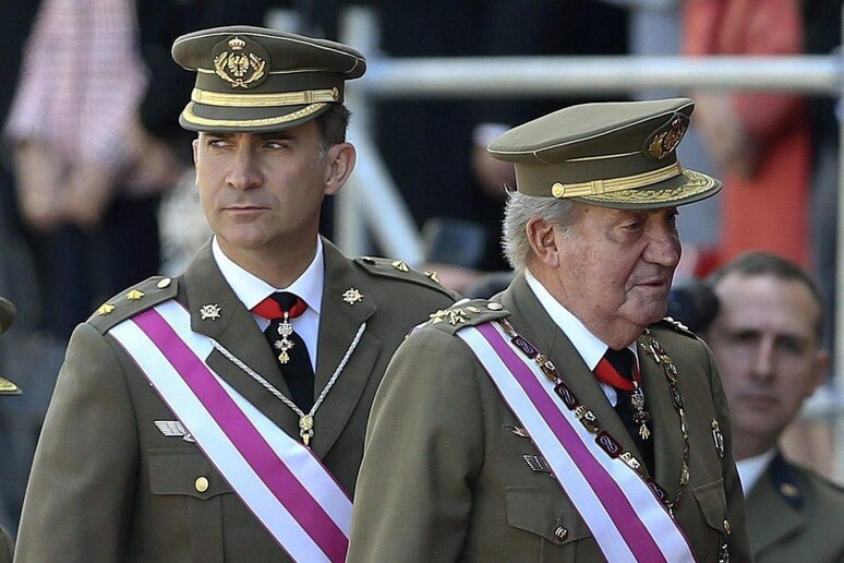 Re Juan Carlos con il figlio, il Principe Felipe © ANSA/EPA