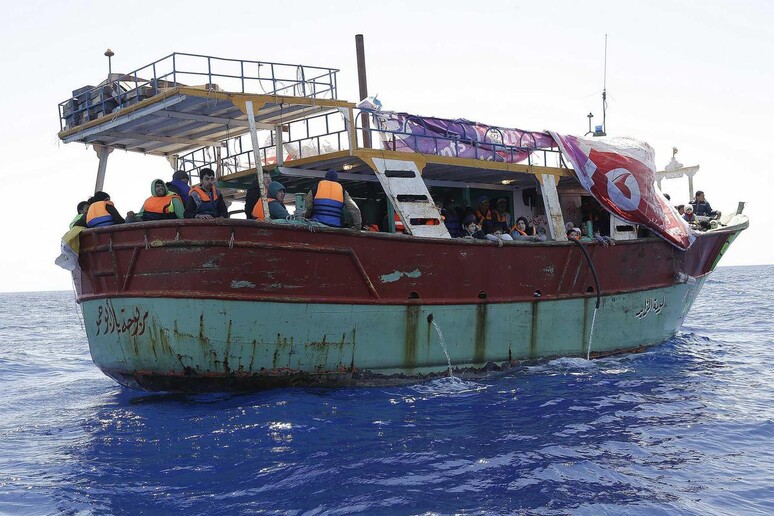 Un barcone con migranti soccorso nel Canale di Sicilia -     RIPRODUZIONE RISERVATA