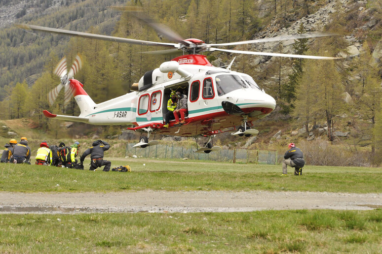 L 'elicottero del soccorso alpino della Valle d 'Aosta - RIPRODUZIONE RISERVATA