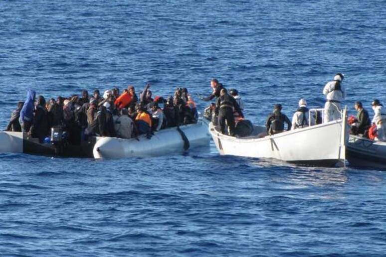 Immigrazione: oltre 2500 migranti soccorsi in 24 ore - RIPRODUZIONE RISERVATA