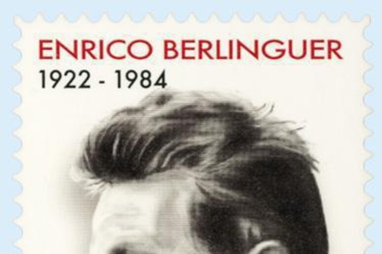 Un ritratto sorridente per il francobollo di Berlinguer - RIPRODUZIONE RISERVATA