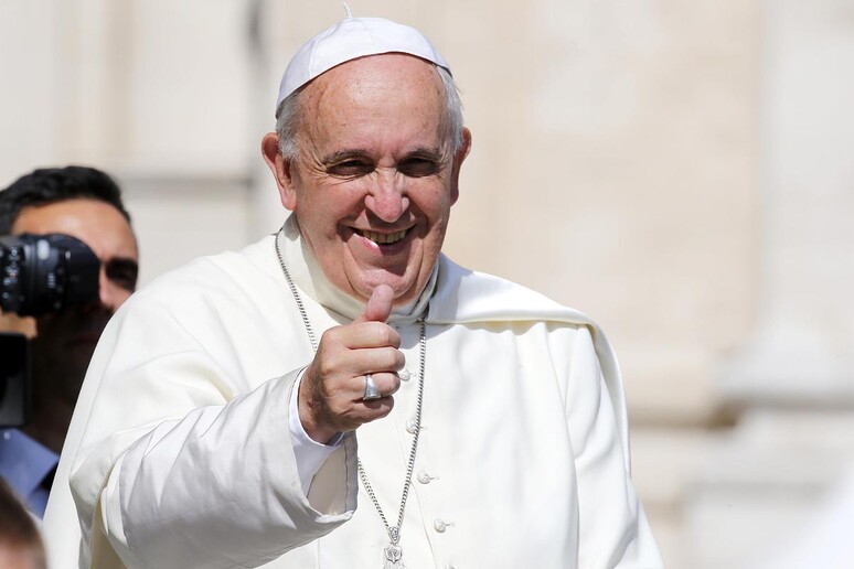Papa Francesco a piedi dal dentista, saluta personale farmacia - RIPRODUZIONE RISERVATA