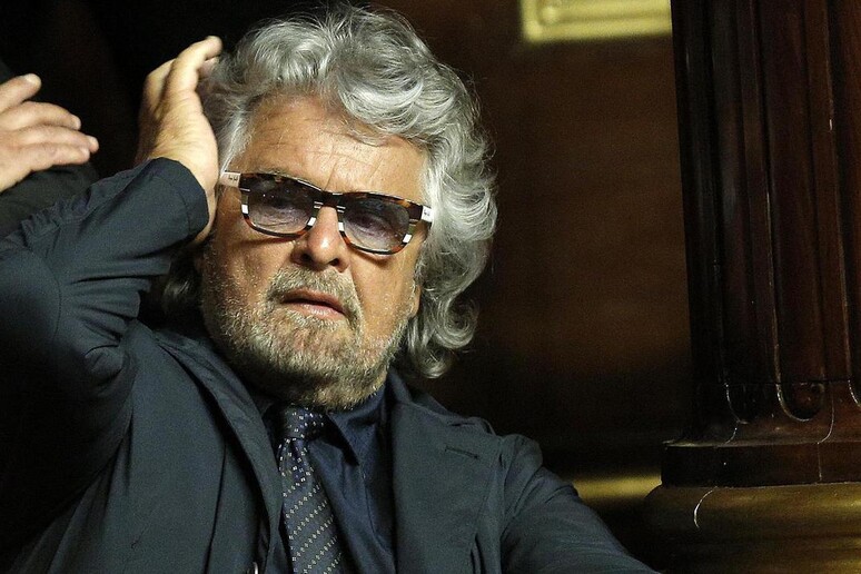 Beppe Grillo assiste in tribuna ospiti in Senato - RIPRODUZIONE RISERVATA