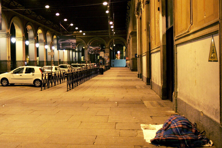 Torino, un clochard dorme per strada - RIPRODUZIONE RISERVATA