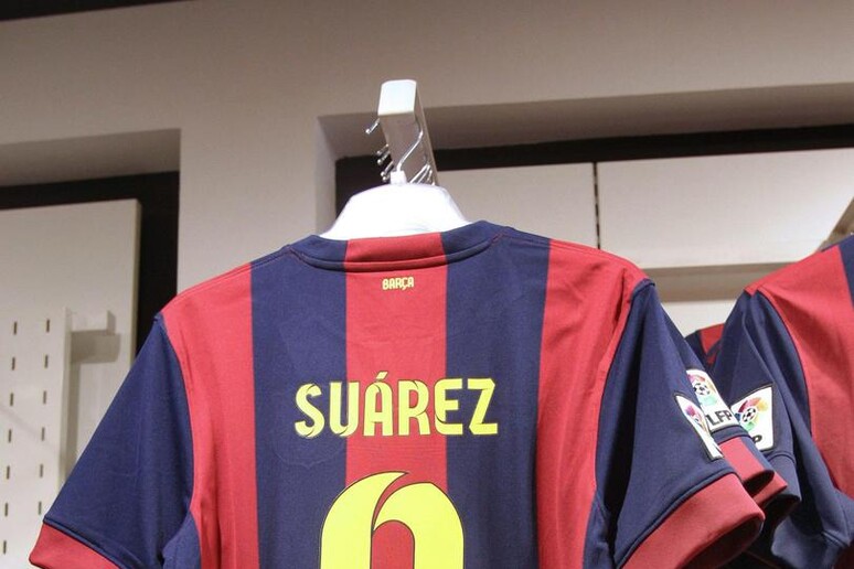 Una maglia del Barcellona col 9 di Suarez in un negozio della citta ' © ANSA/EPA