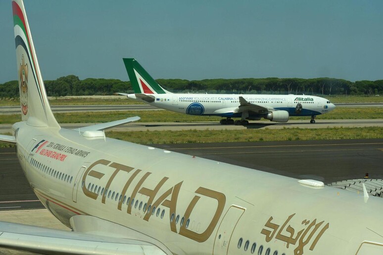 Un aereo della compagnia Etihad con uno dell 'Alitalia - RIPRODUZIONE RISERVATA