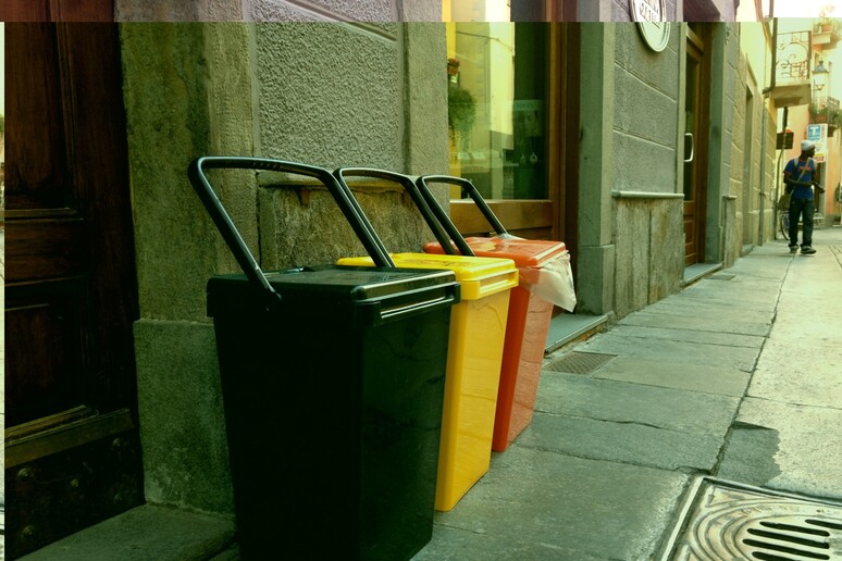 Cassonetti per rifiuti nel centro di Aosta - RIPRODUZIONE RISERVATA